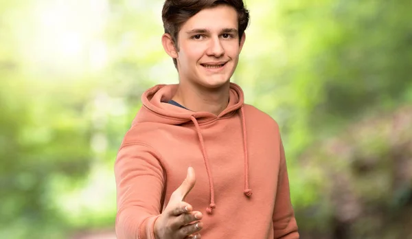 Adolescente Homem Com Camisola Apertando Mãos Para Fechar Bom Negócio — Fotografia de Stock