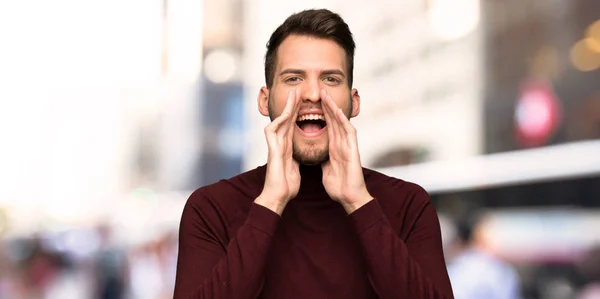 Hombre Con Jersey Cuello Alto Gritando Anunciando Algo Ciudad — Foto de Stock