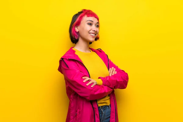 Mujer Joven Con Pelo Rosa Sobre Pared Amarilla Mirando Hacia — Foto de Stock