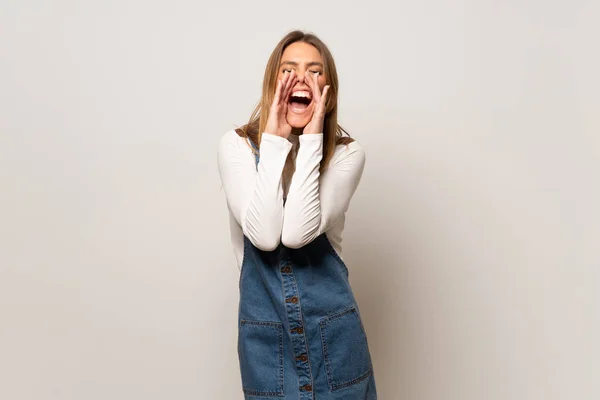 Hermosa Mujer Sobre Aislada Pared Blanca Gritando Anunciando Algo —  Fotos de Stock