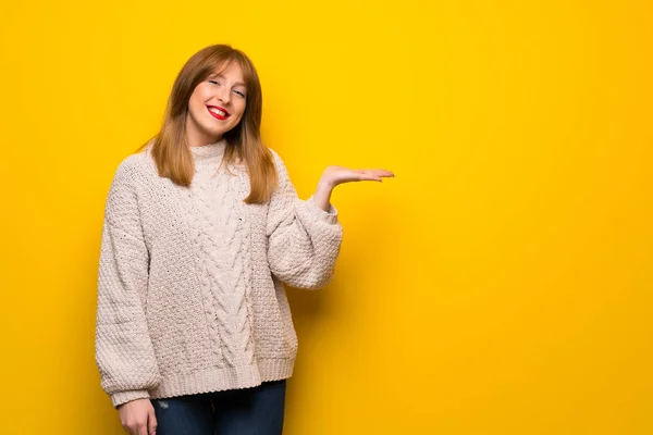 Roodharige Vrouw Gele Muur Copyspace Imaginaire Houden Palm Plaatsen Van — Stockfoto