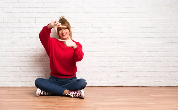 Roodharige Vrouw Aanbrengen Vloer Gericht Gezicht Framing Symbool — Stockfoto