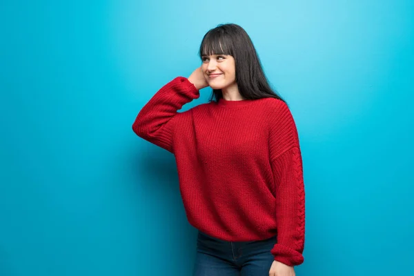 Frau Mit Rotem Pullover Über Blauer Wand Hört Etwas Indem — Stockfoto