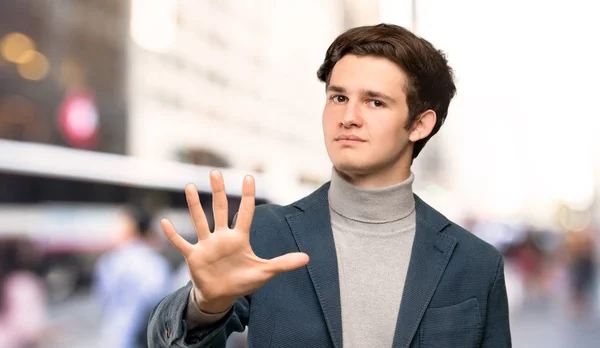 Hombre Adolescente Con Cuello Alto Contando Cinco Con Los Dedos — Foto de Stock