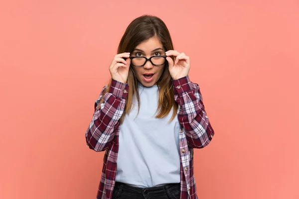 Junges Mädchen Mit Brille Über Rosa Wand Und Überrascht — Stockfoto