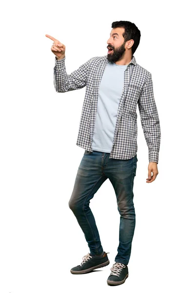 Hombre Guapo Con Barba Apuntando Hacia Fondo Blanco Aislado — Foto de Stock