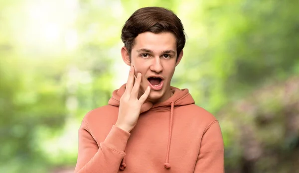 Tonåringen Man Med Sweatshirt Förvånade Och Chockade Medan Tittar Just — Stockfoto