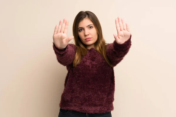 Junges Mädchen Macht Stop Geste Und Enttäuscht — Stockfoto