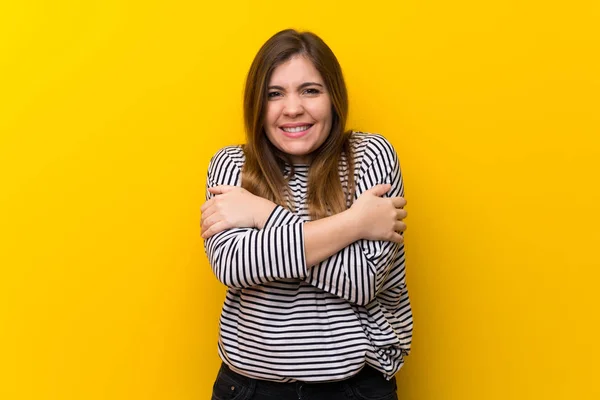 Young Girl Yellow Wall Freezing — Stock Photo, Image