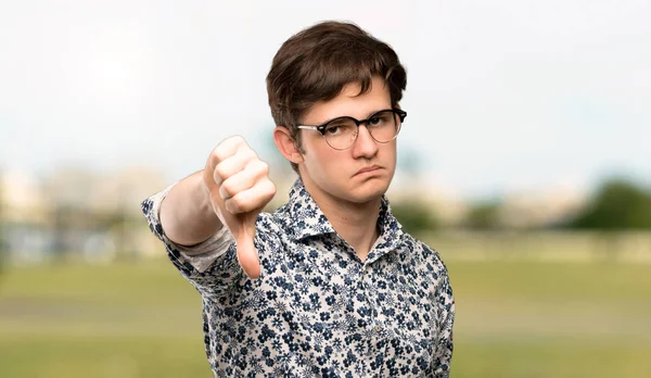 Adolescente Homem Com Camisa Flor Óculos Mostrando Polegar Para Baixo — Fotografia de Stock