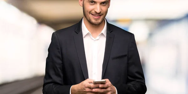 Schöner Geschäftsmann Der Hause Mit Dem Handy Eine Nachricht Sendet — Stockfoto