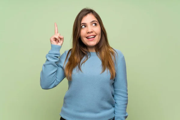 Young Girl Green Wall Intending Realizes Solution While Lifting Finger — Stock Photo, Image