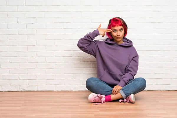 Mujer Joven Con Pelo Rosa Sentada Suelo Con Problemas Para — Foto de Stock