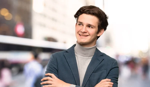 Adolescent Homme Avec Col Roulé Heureux Souriant Extérieur — Photo