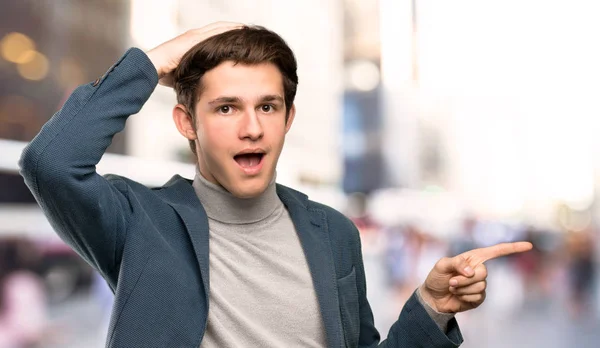 Tiener Man Met Coltrui Verrast Wijzende Vinger Aan Zijkant Open — Stockfoto