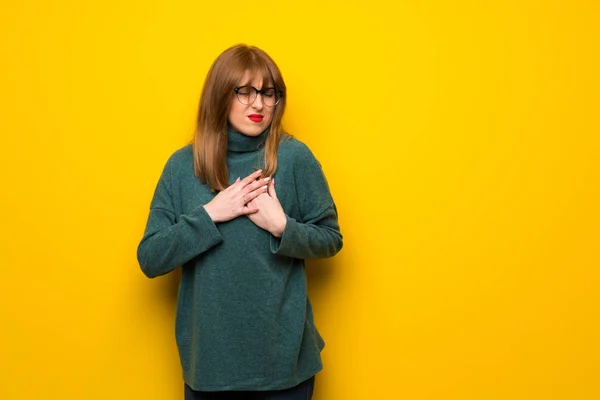 Frau Mit Brille Über Gelber Wand Hat Herzschmerzen — Stockfoto