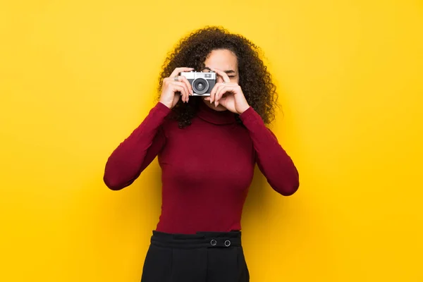カメラを持って タートルネックのセーターとドミニカ共和国の女性 — ストック写真