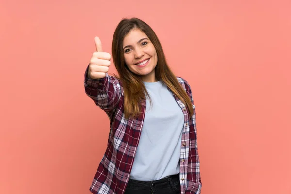 Jovem Sobre Parede Rosa Com Polegares Para Cima Porque Algo — Fotografia de Stock