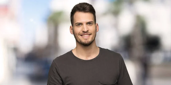 Hombre Con Camisa Negra Sonriendo Aire Libre —  Fotos de Stock