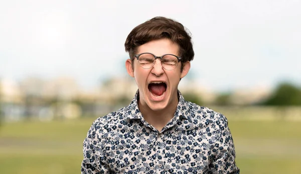 Homme Adolescent Avec Chemise Fleurs Lunettes Criant Avant Avec Bouche — Photo