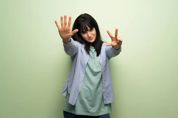 Junge Frau Über Grüne Mauer Die Mit Fingern Acht Zählt — Stockfoto