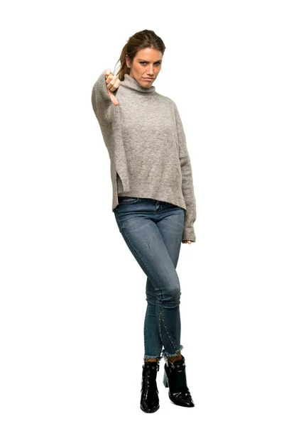 Full Length Scatto Una Donna Bionda Con Dolcevita Mostrando Pollice — Foto Stock