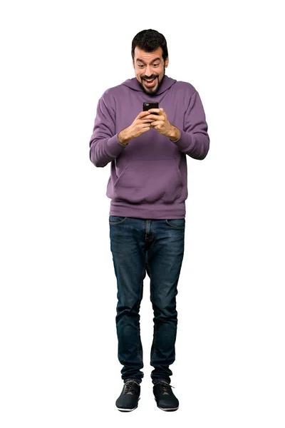 Tiro Completo Homem Bonito Com Camisola Surpreendida Enviando Uma Mensagem — Fotografia de Stock