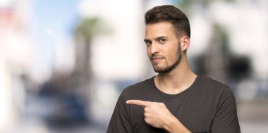 Adam açık havada tarafında için siyah gömlek işaret parmağı