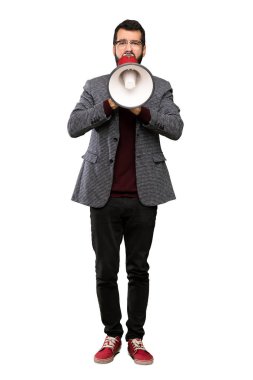Gözlüklü bir megafon ile izole beyaz arka plan üzerinde bağırarak yakışıklı adam