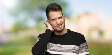 Yakışıklı adam açık havada şüpheleri