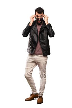 Gözlüklü ve izole beyaz arka plan üzerinde sürpriz sakallı yakışıklı adam