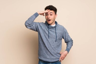 İzole duvar üzerinde genç adam sadece bir şey fark etti ve çözüm niyetine sahip