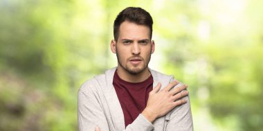 Adam bir parkta buz gibi kazak ile