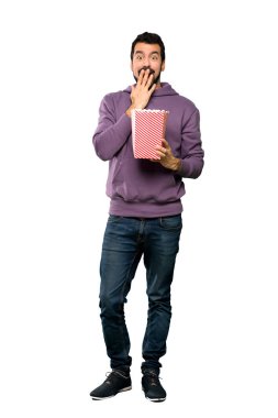 Popcorns yeme kazak ile yakışıklı adam