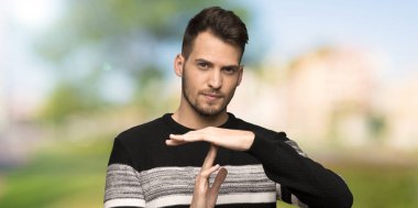 Yakışıklı adam yapma zaman aşımı jest açık havada