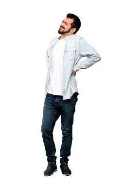 Tam uzunlukta çekim için bir çaba izole beyaz arka plan üzerinde yapılmış olan sırt ağrısı muzdarip sakallı yakışıklı adam