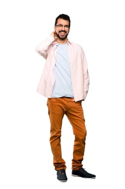 İzole beyaz arka plan üzerinde gülümseyen sakallı yakışıklı adam tam uzunlukta atış