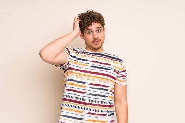 Sarışın adam hayal kırıklığı ve anlayış değil bir ifade ile izole duvarın üzerinden