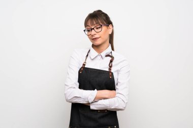 Yan seyir şüpheler jest yapma önlük ile genç kadın