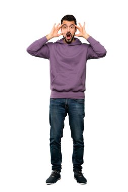 Kazak sürpriz ifade izole beyaz arka plan üzerinde ile yakışıklı adamın tam uzunlukta atış