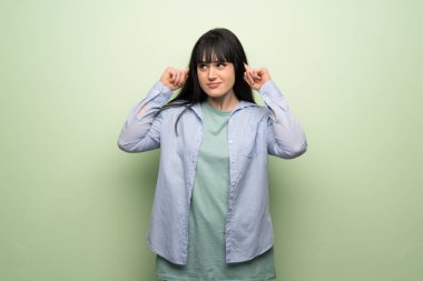 Şüpheleri ve düşünme yeşil duvar genç kadın