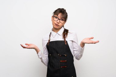 Önlük eller yükselterek süre şüpheleri olan kadın