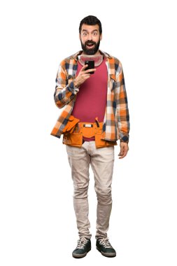 Esnaf adam şaşırttı ve izole beyaz arka plan üzerinde bir ileti gönderme