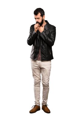 Sakallı yakışıklı adam öksürük ile acı ve izole beyaz arka plan üzerinde kötü hissediyor