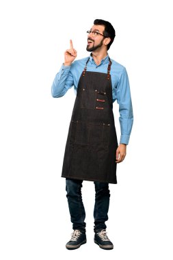 Adam tam uzunlukta atış ile izole beyaz arka plan üzerinde parmak işaret bir fikir düşünce önlük