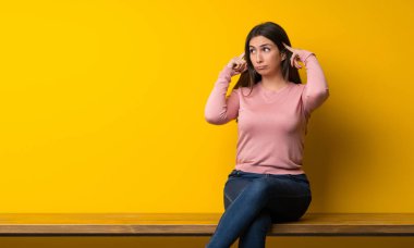 Şüpheleri ve düşünme masada oturan genç kadın