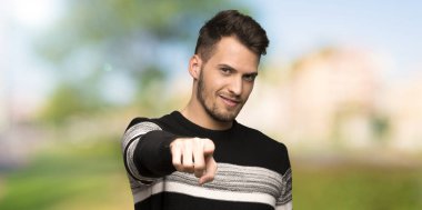 Sen, yakışıklı adam puan parmak açık havada kendine güvenen bir ifade ile