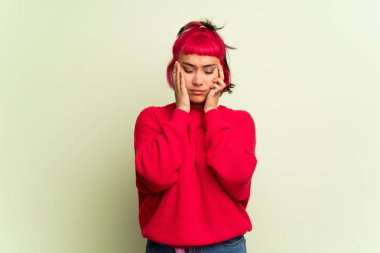 Kırmızı kazaklı mutsuz ve bir şey ile sinirli olan kadın