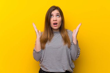 Sarı duvar tarafından kötü bir durum hayal kırıklığına uğramış genç kız