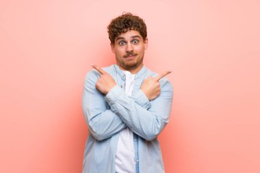Sarışın adam pembe duvar şüpheleri laterallerin işaret